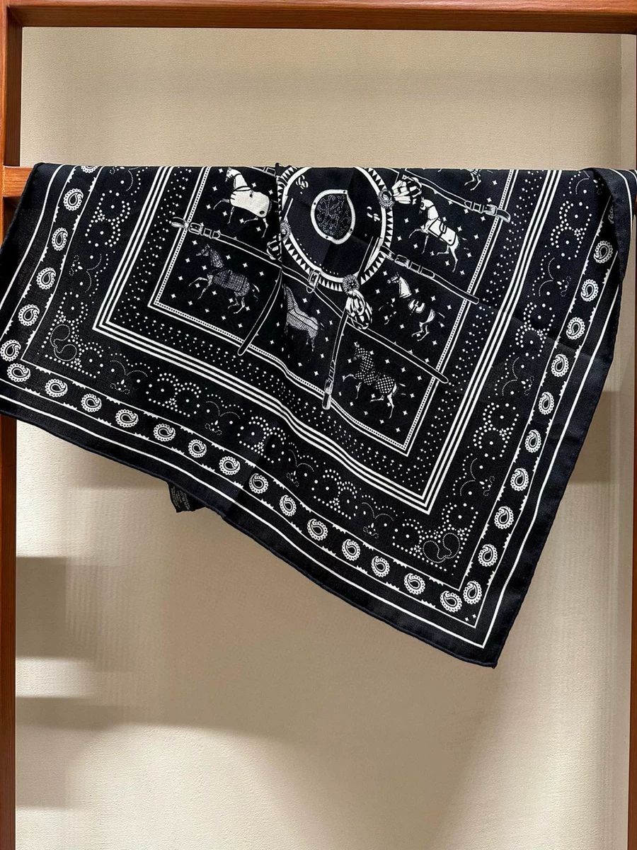 Sciarpa Nera Morbida di Lusso  - Luxury Bags Hong Kong recensione e prezzo