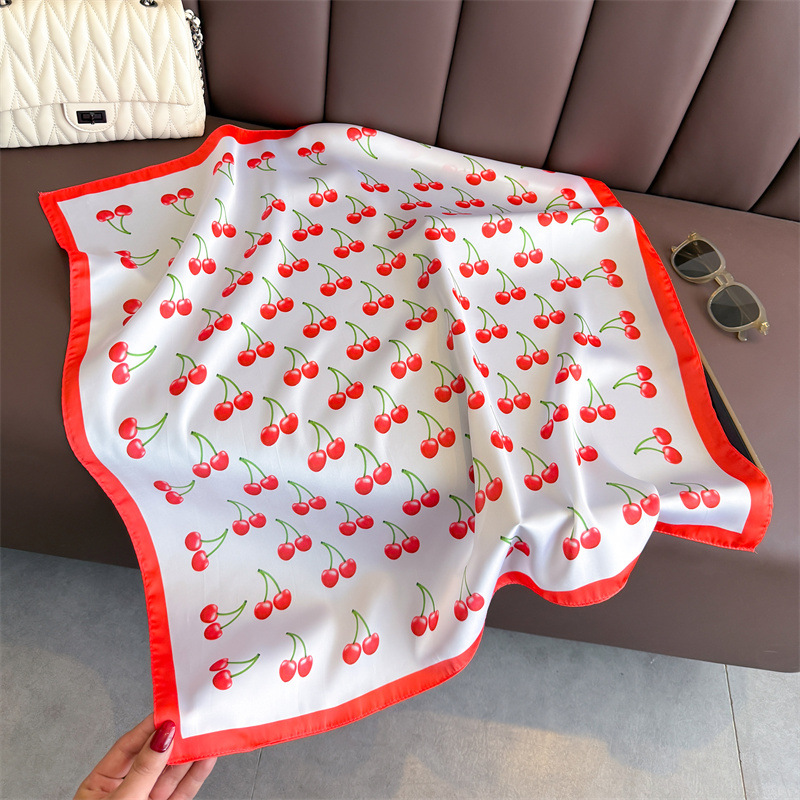 Sciarpa di raso quadrata di lu - Luxury Bags Cute recensione e prezzo
